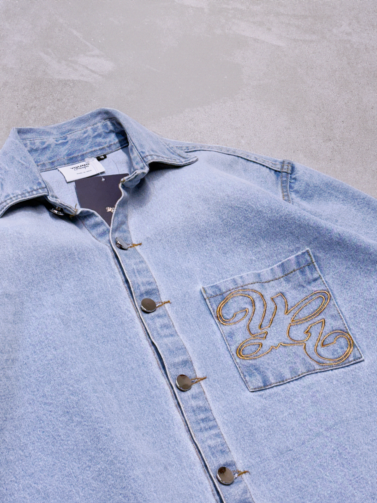 SHORT-SLEEVED DENIM SHIRT