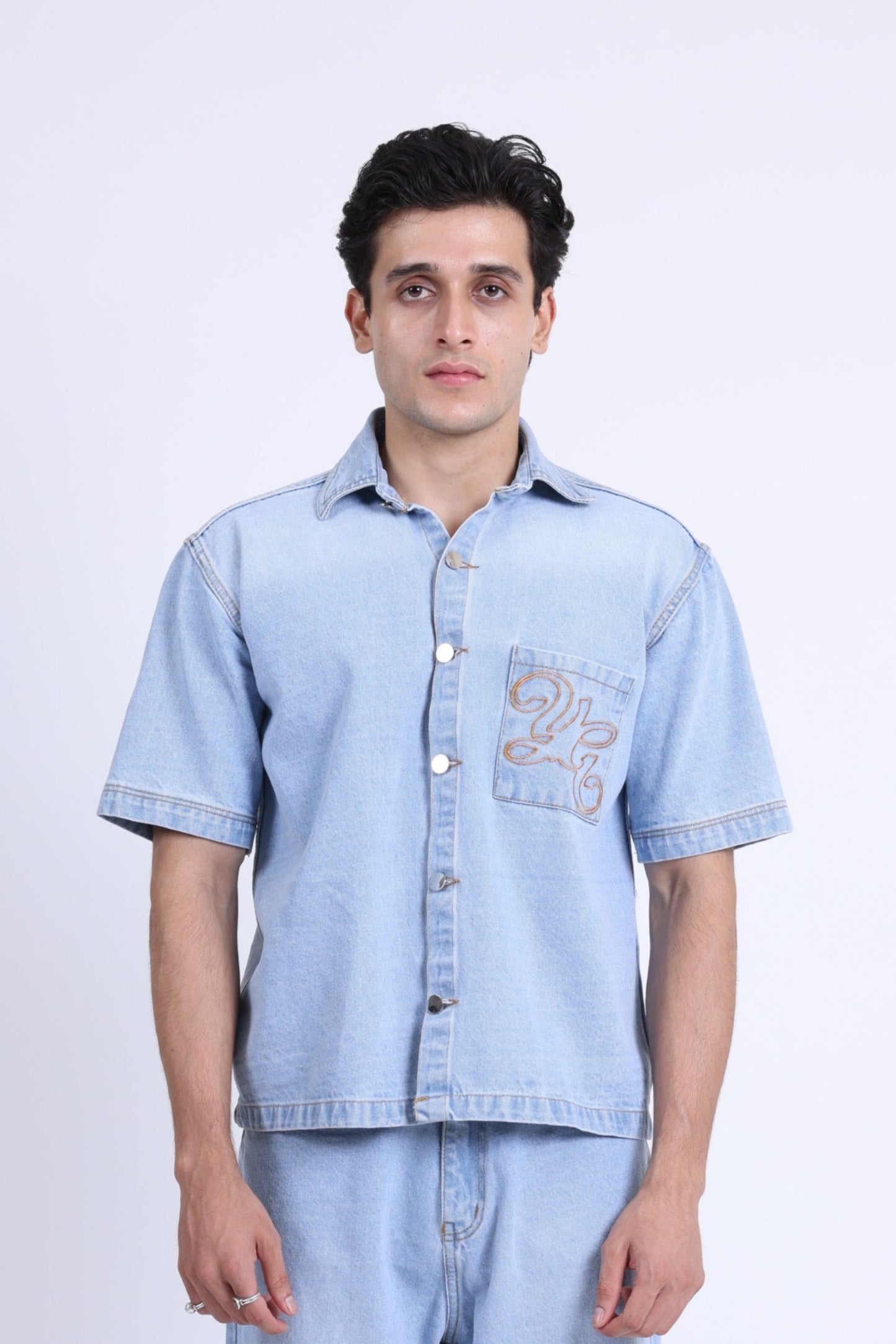 SHORT-SLEEVED DENIM SHIRT