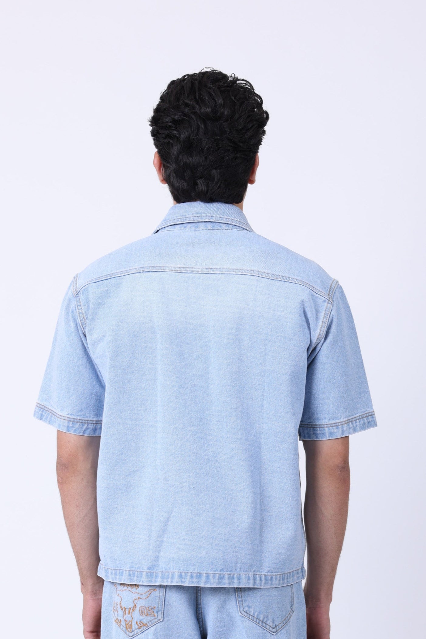 SHORT-SLEEVED DENIM SHIRT