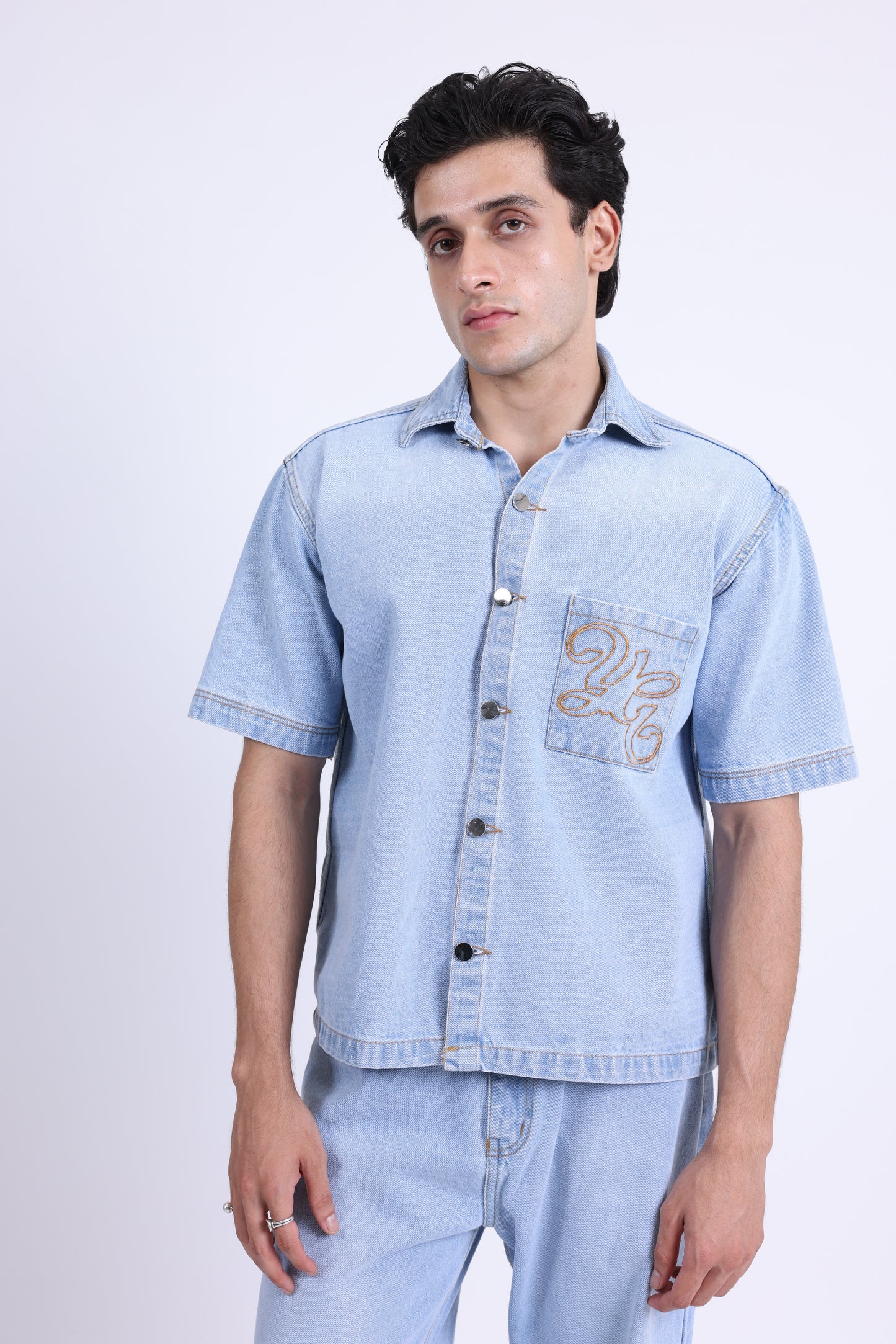 SHORT-SLEEVED DENIM SHIRT