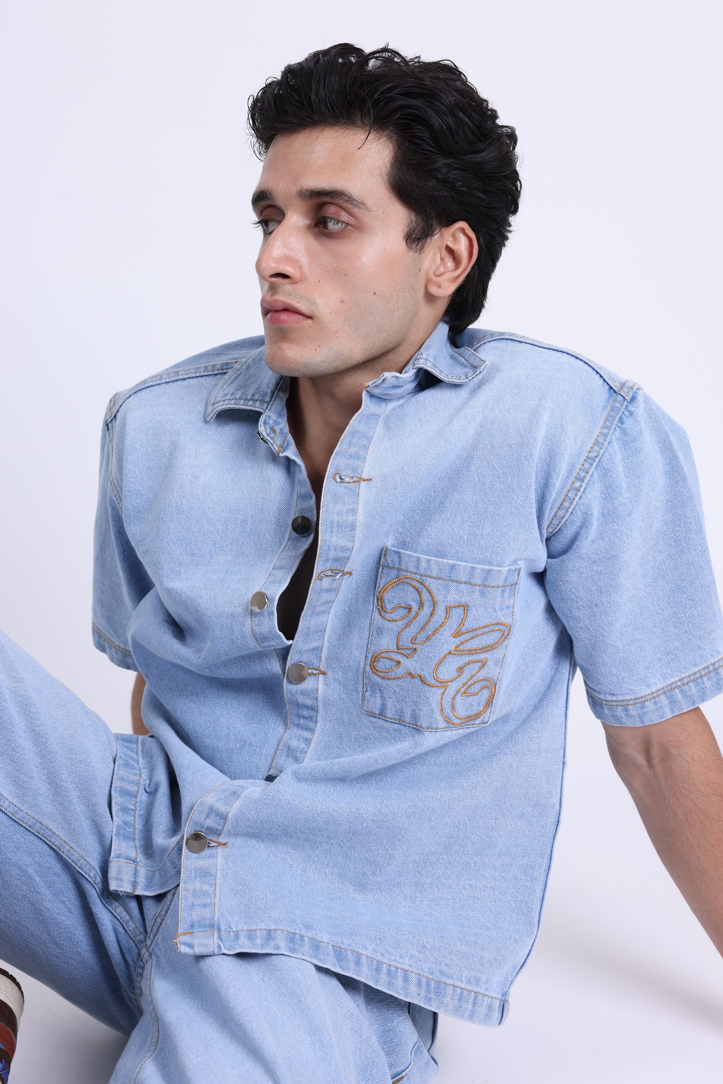 SHORT-SLEEVED DENIM SHIRT