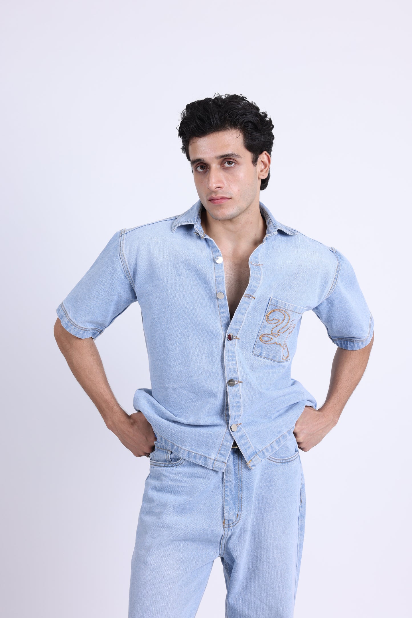 SHORT-SLEEVED DENIM SHIRT