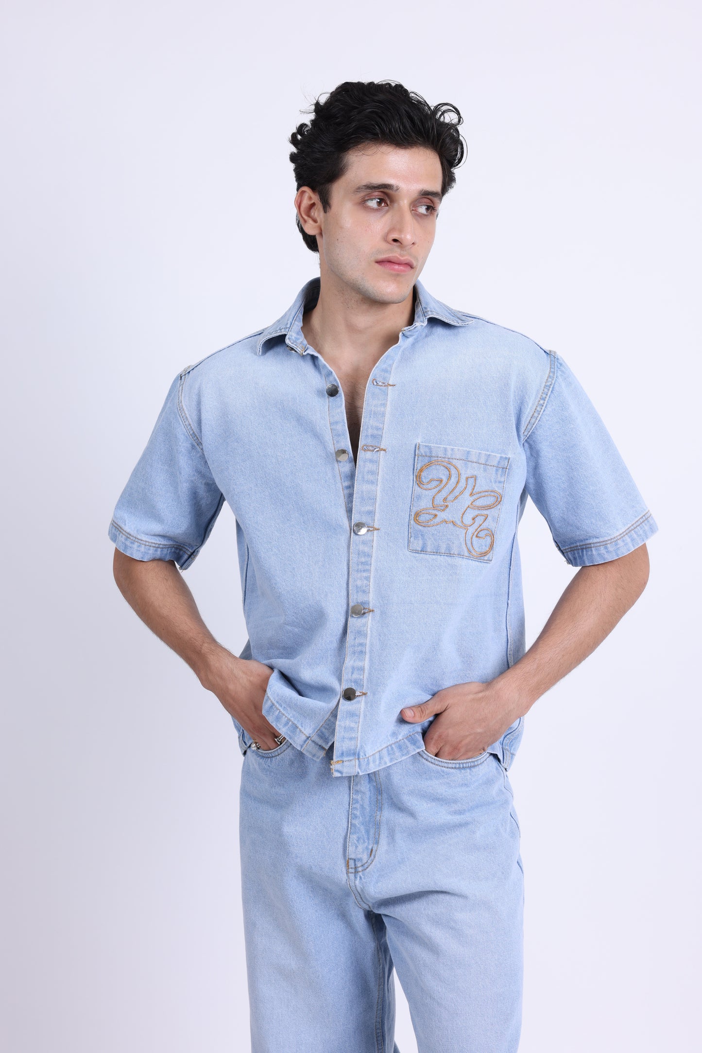 SHORT-SLEEVED DENIM SHIRT