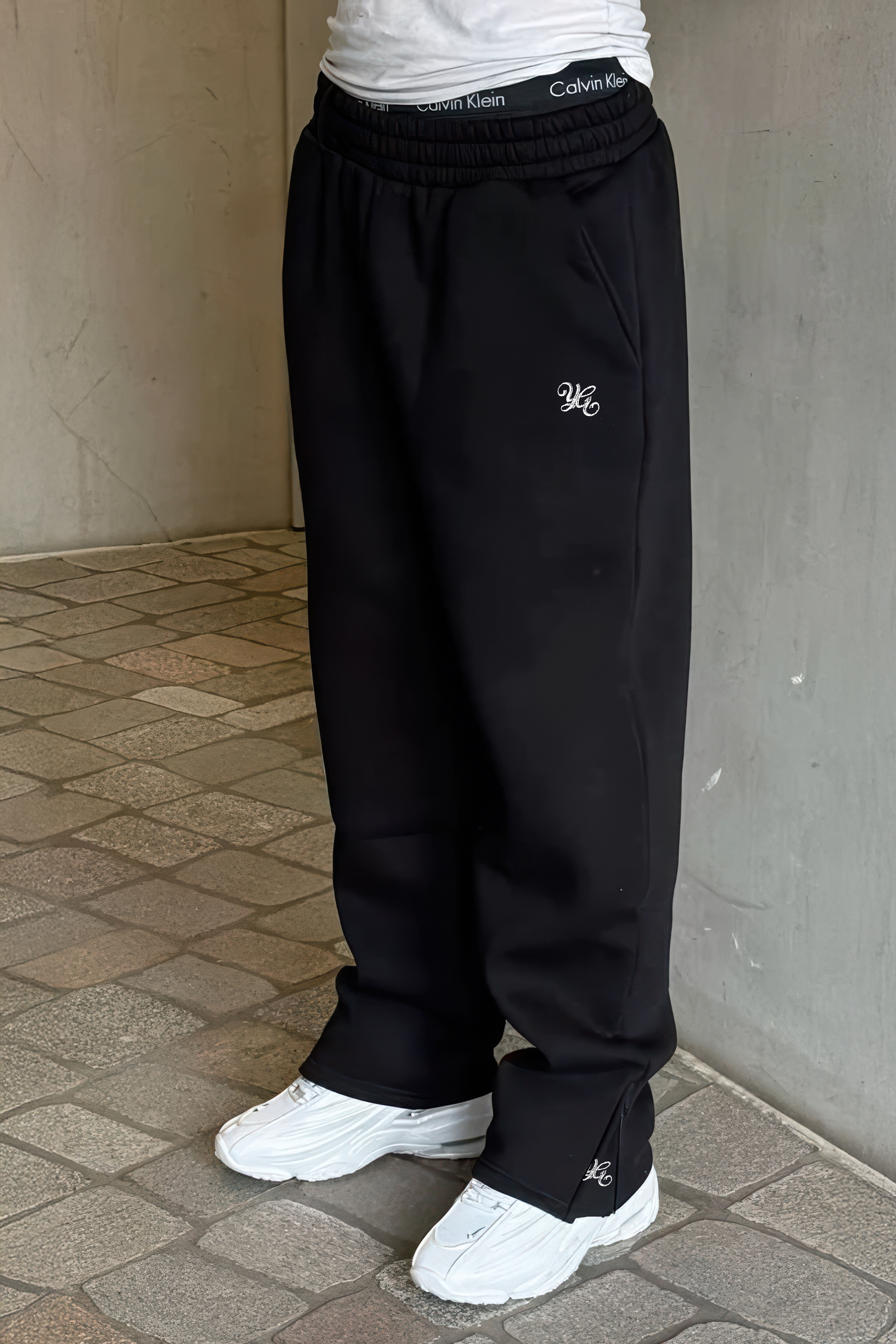FLARED SWEATPANTS - BLACK