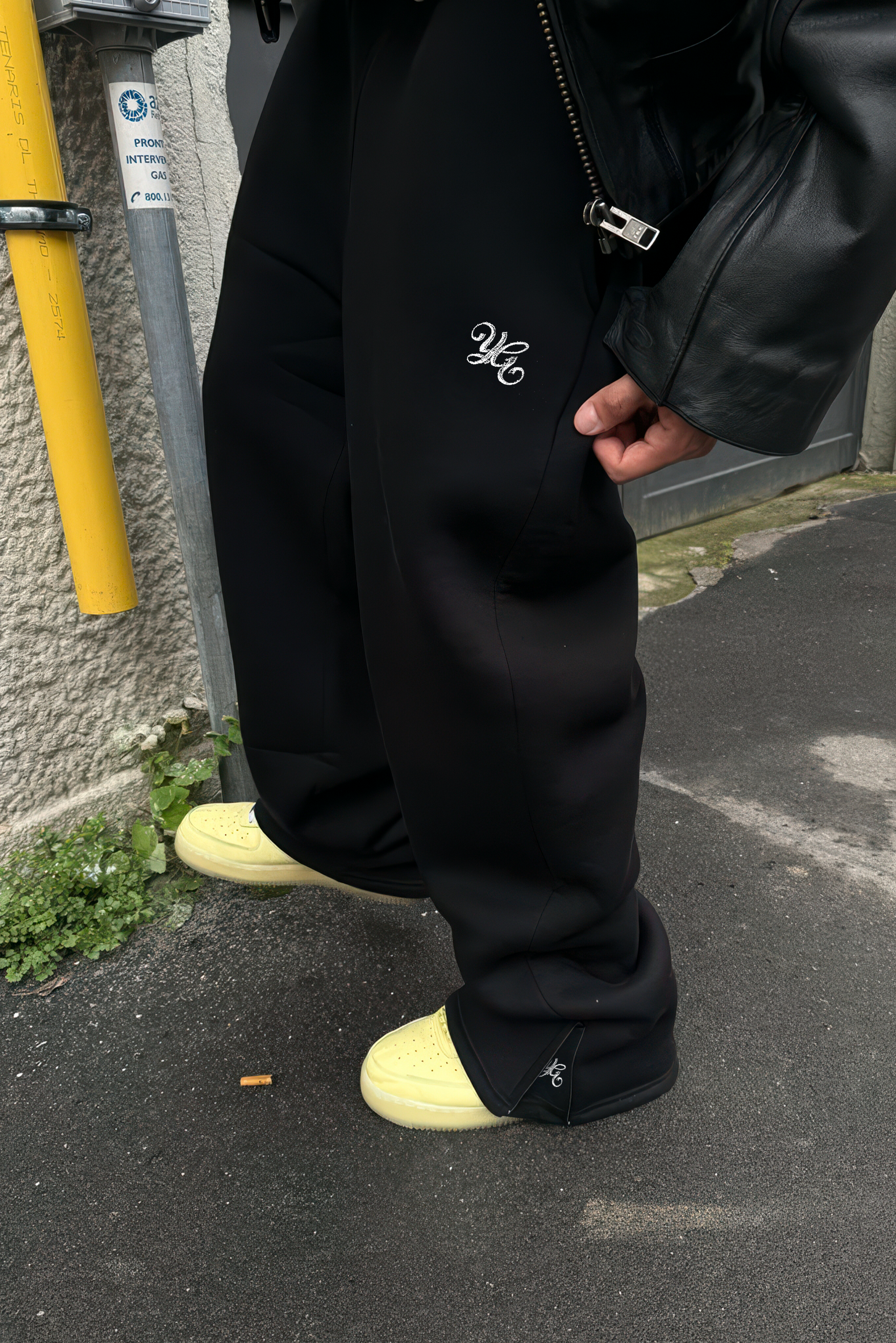 FLARED SWEATPANTS - BLACK