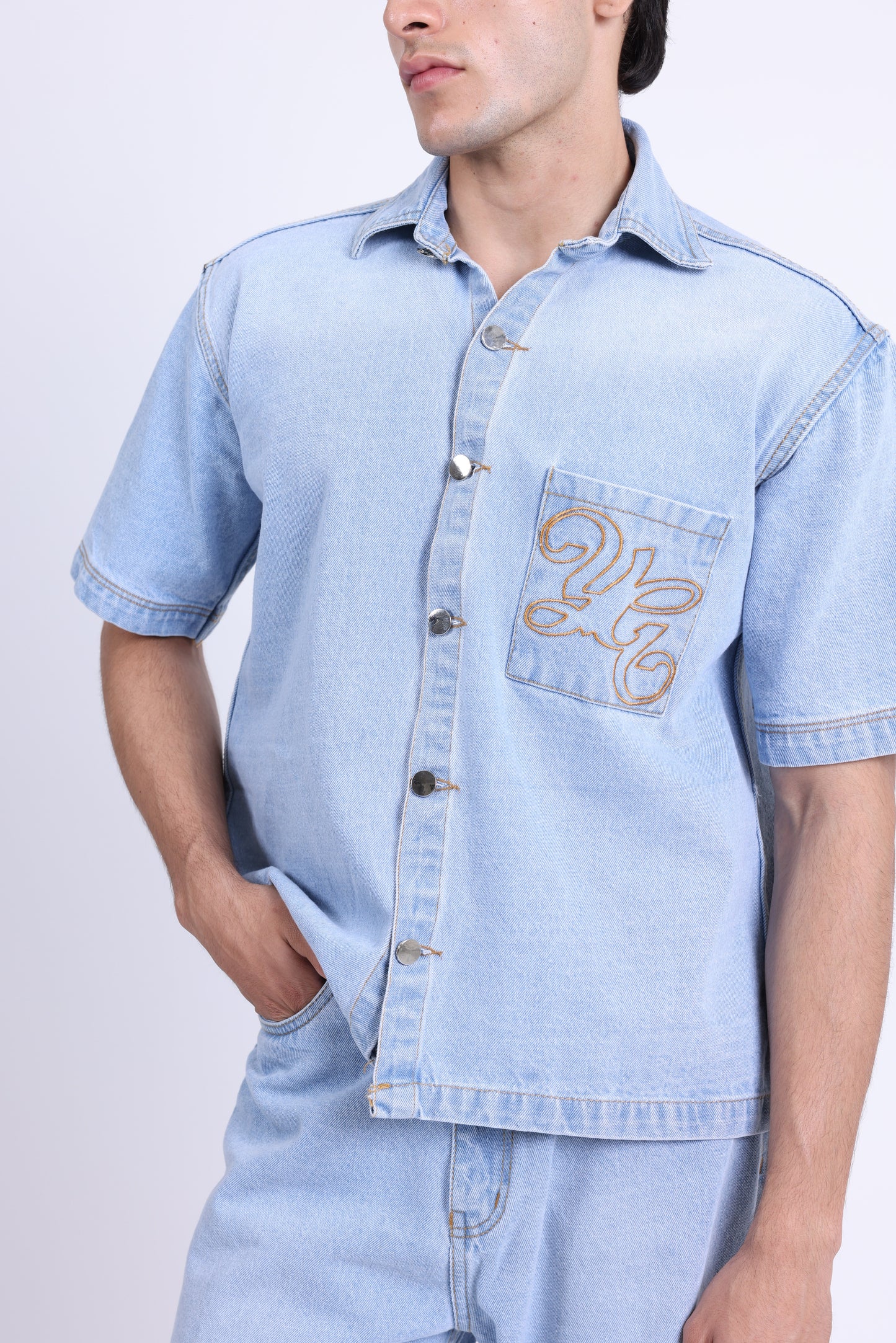 SHORT-SLEEVED DENIM SHIRT